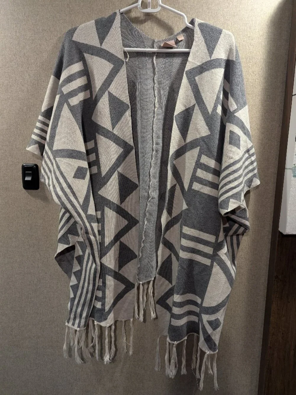 Devotion by Cyrus Geometric Knit Poncho Wrap | Size L | Gray White | Fringe